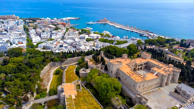 Città vecchia di Rodi con il Palazzo del Gran Maestro vista panoramica aerea nell'isola di Rodi in Grecia