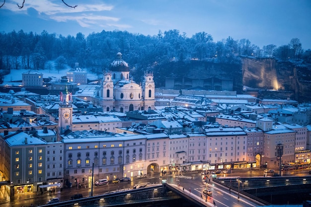 Città vecchia di Salisburgo nel periodo natalizio nevoso la sera Austria