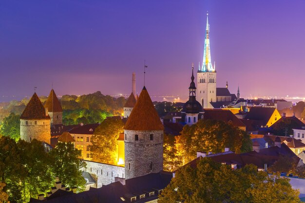 Città vecchia di vista aerea di notte Tallinn Estonia