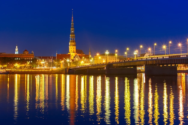 Città Vecchia e il fiume Daugava di notte, Riga, Lettonia