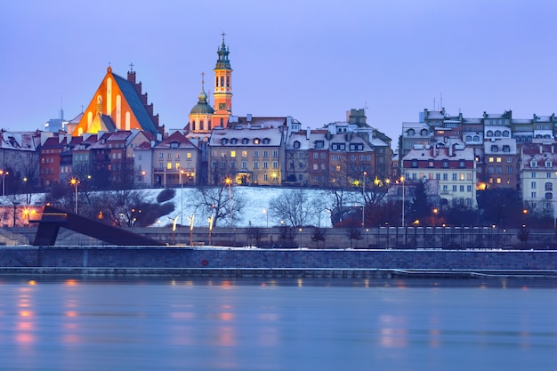 Città Vecchia e il fiume Vistola di notte a Varsavia, Polonia.