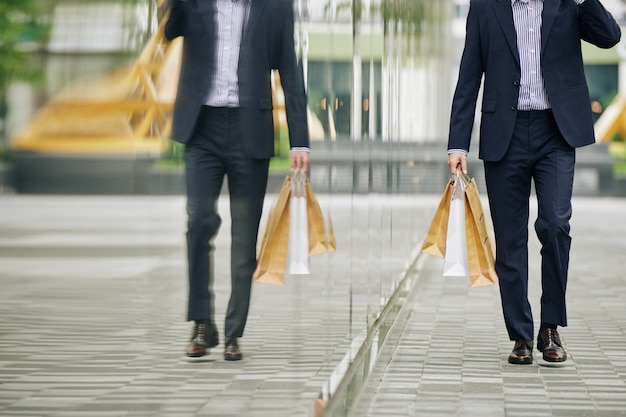 Cittadino con la borsa della spesa