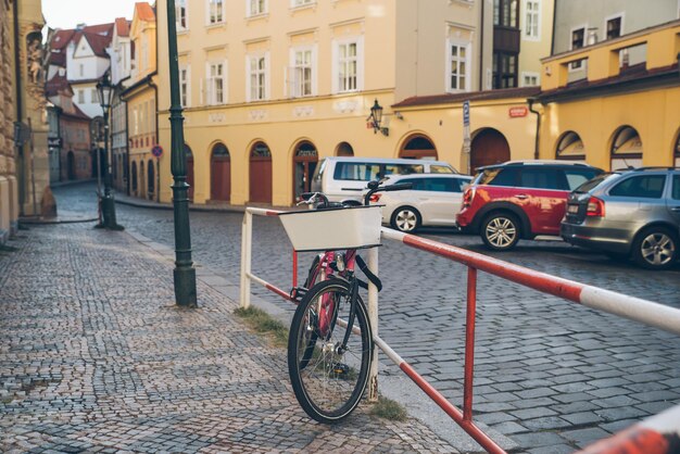 City bike parcheggiata al trasporto ecologico lungo la strada