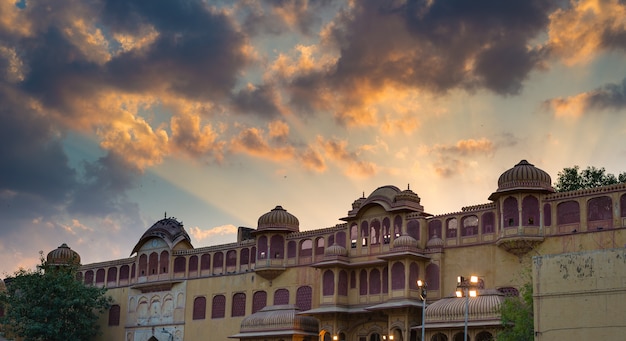 City Palace a Jaipur, capitale del Rajasthan, India. Dettagli architettonici con cielo drammatico scenico al tramonto.