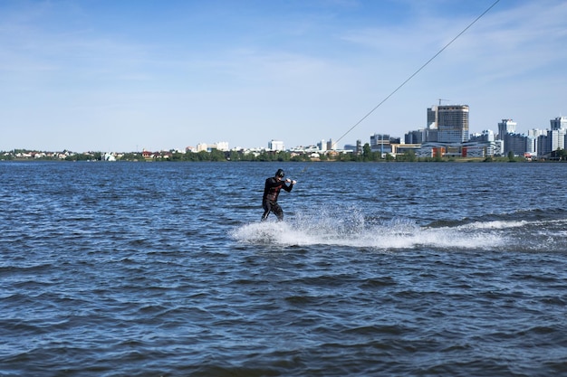 City wake park Un uomo cavalca una scia