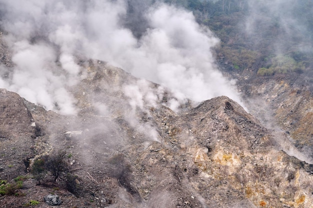 Ciuffi di fumo intorno al cratere sparpagliavano le rocce