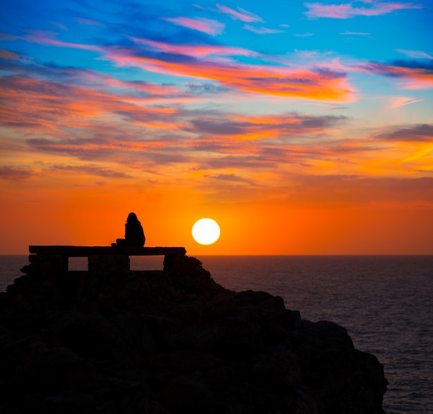 Ciutadella Menorca al tramonto di Punta Nati con la ragazza