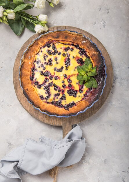 Clafoutis. torta di bacche francese tradizionale, dessert sulla tavola di legno rustica.