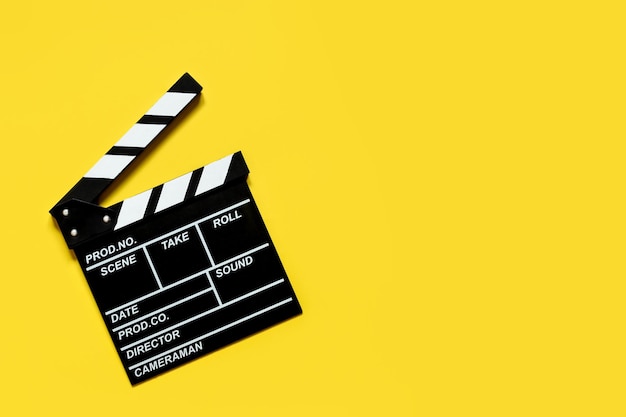 Clapperboard per le riprese di film su uno spazio di copia di sfondo giallo