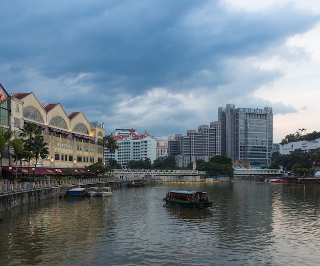 Clarke Quay in serata, edifici colorati e grattacieli