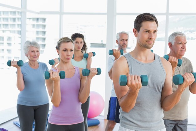 Classe di allenamento con manubri in palestra