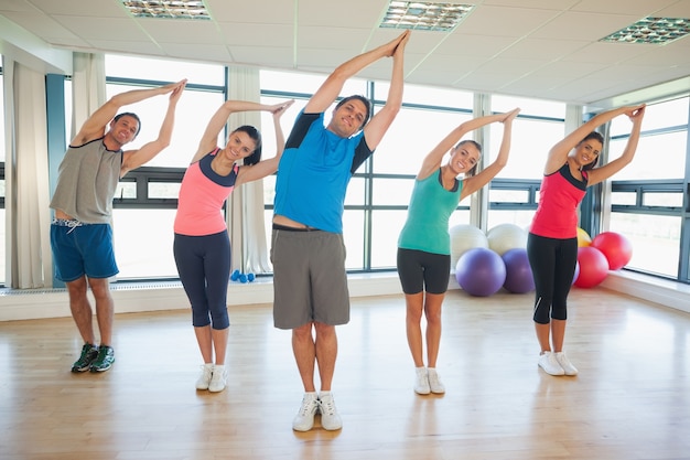 Classe di fitness e istruttore in piedi in posizione di Namaste