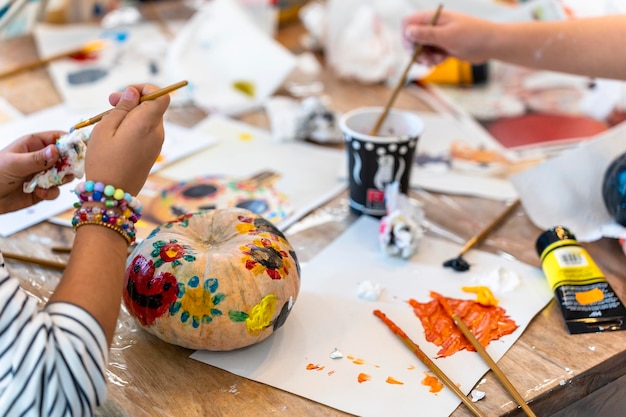 Classe di pittura per bambini Giornata di pittura con i genitori in classe pittura di zucche
