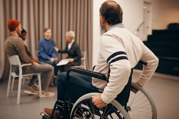 Classe di terapia visita uomo disabile