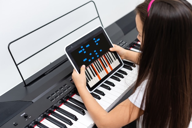 Classe Internet di pianoforte musicale a casa. Studiare online