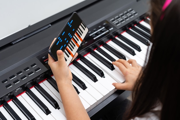 Classe Internet di pianoforte musicale a casa. Studiare online