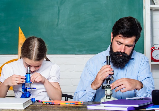 Classi extra Concetto di abilità cognitive Alla scolaretta piace studiare con il padre Studiare duramente Esempio seguente Alunna studia con insegnante barbuto Metodi di studio per bambini Istruzione scolastica