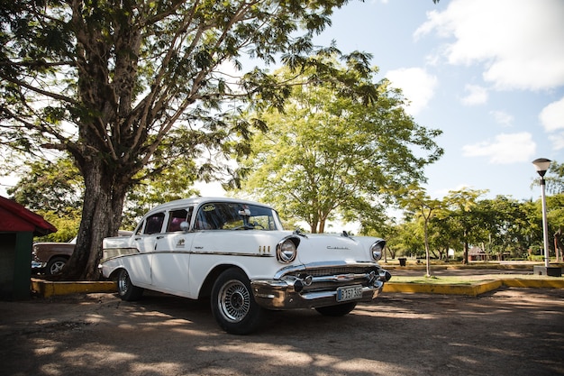 Classica auto d'epoca retrò nella vecchia havana cuba