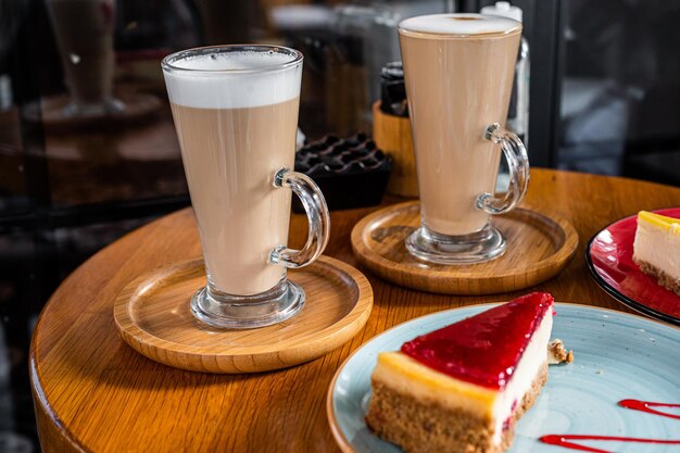 Classica New York Cheesecake e caffè latte su un tavolo nella caffetteria. Vista dall'alto.