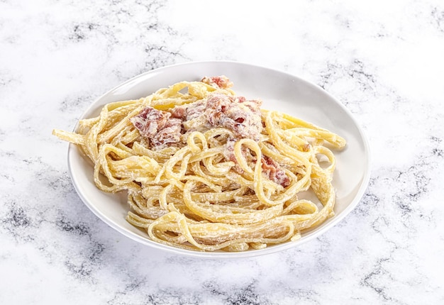 Classica pasta alla carbonara con guanciale