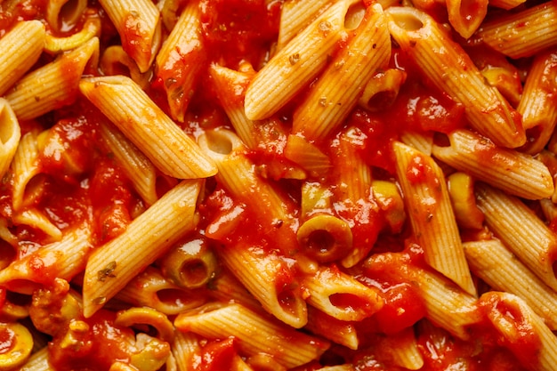 Classica pasta di penne con salsa di pomodoro