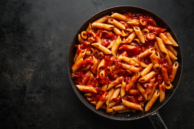 Classica pasta di penne con salsa di pomodoro