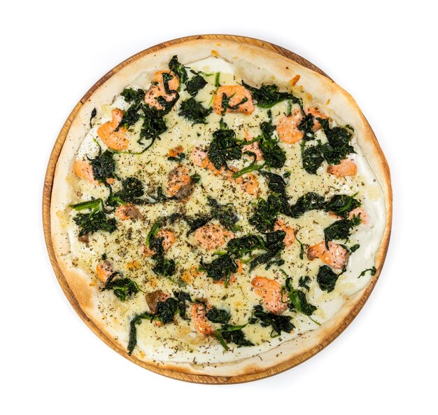 Classica pizza sottile con mozzarella e salmone affumicato su fondo bianco