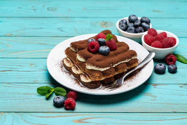 Classico dessert al tiramisù con frutti di bosco