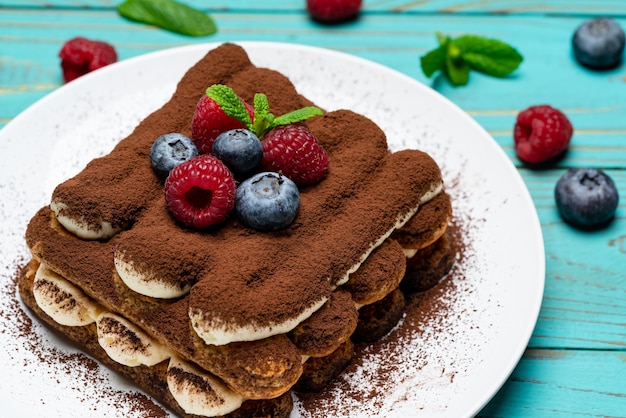 Classico dessert al tiramisù con frutti di bosco