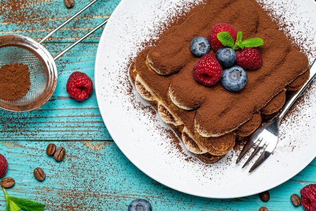 Classico dessert al tiramisù con frutti di bosco