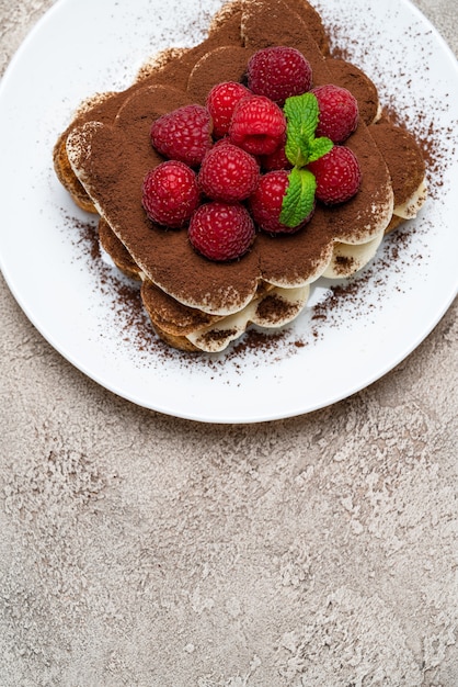 Classico dessert al tiramisù con frutti di bosco