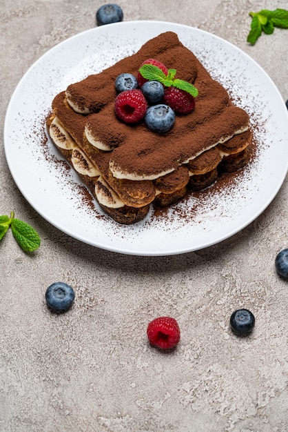 Classico dessert al tiramisù con frutti di bosco