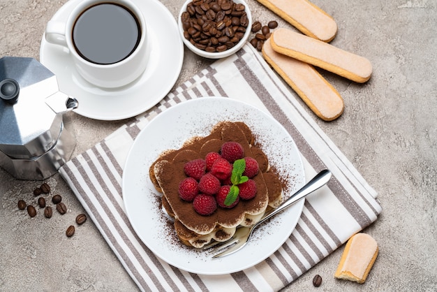 Classico dessert al tiramisù con frutti di bosco