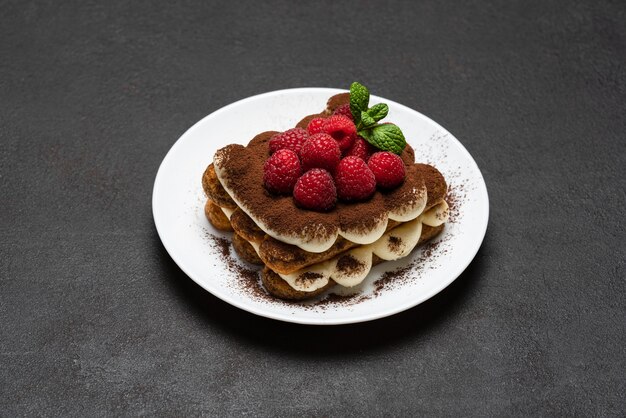 Classico dessert al tiramisù con frutti di bosco