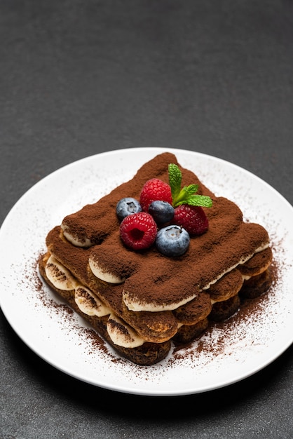 Classico dessert al tiramisù con frutti di bosco