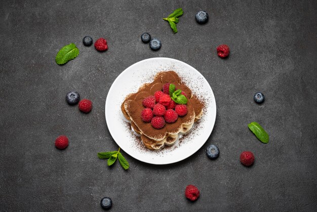 Classico dessert al tiramisù con frutti di bosco