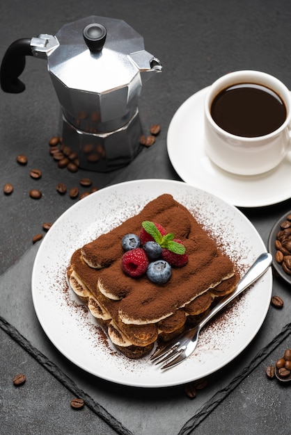 Classico dessert al tiramisù con frutti di bosco