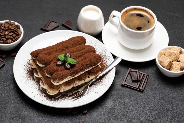 Classico dessert al tiramisù e una tazza di caffè