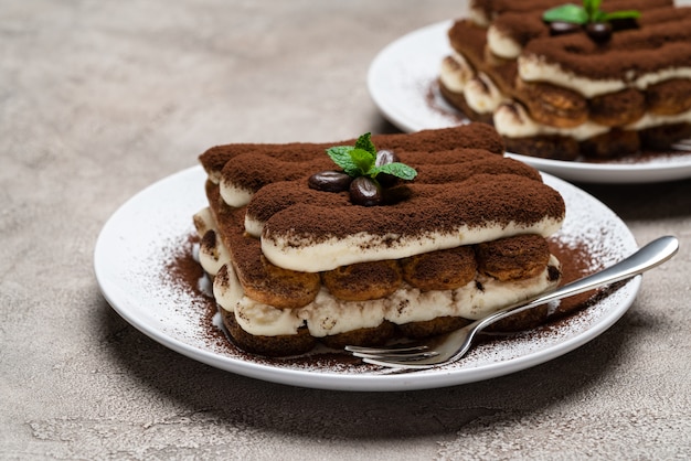 Classico dessert tiramisù su sfondo concreto