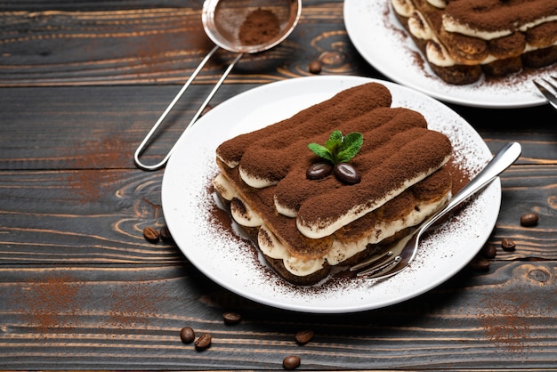 Classico dessert tiramisù su sfondo di legno