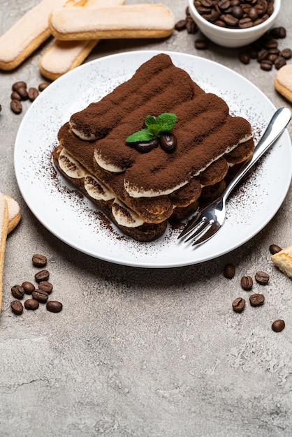 Classico dessert tiramisù su un piatto di ceramica