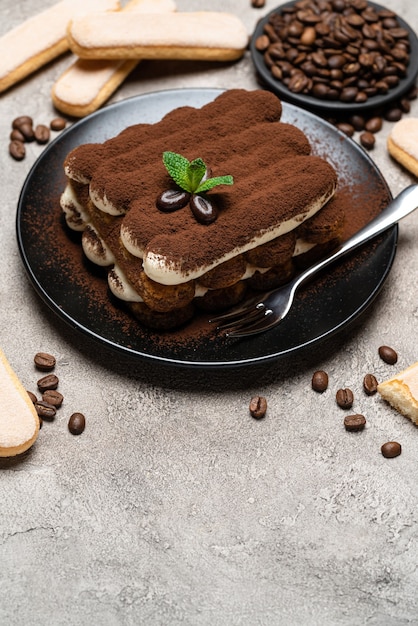 Classico dessert tiramisù su un piatto di ceramica