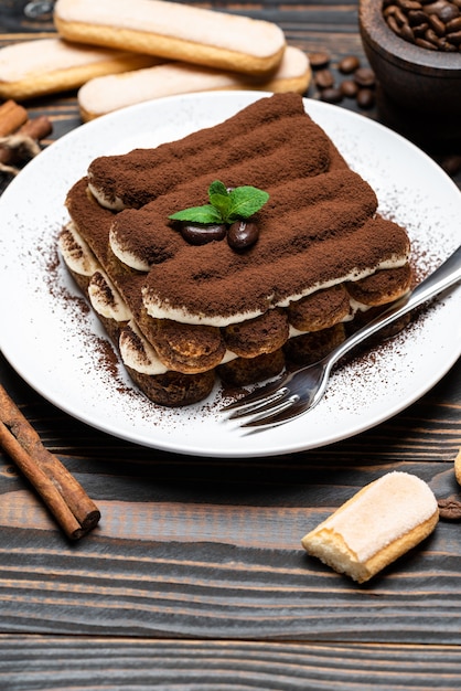 Classico dessert tiramisù su un piatto di ceramica