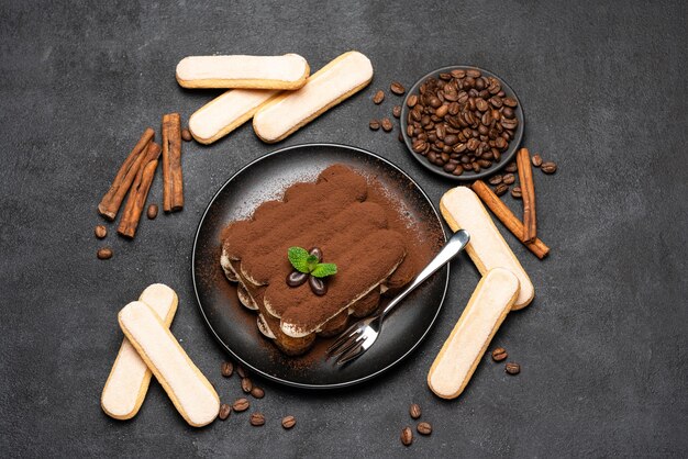 Classico dessert tiramisù su un piatto di ceramica