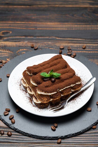 Classico dessert tiramisù su un piatto di ceramica