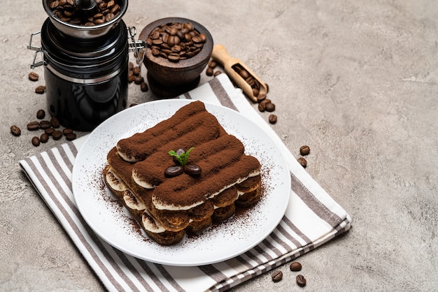 Classico dessert tiramisù su un piatto di ceramica