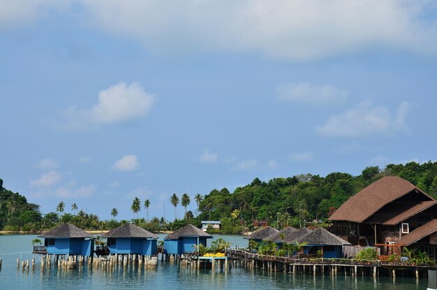 Classico edificio d'epoca moderno dell'hotel resort sulla spiaggia sul mare per i thailandesi e i viaggiatori stranieri, il viaggio degli ospiti, la visita e il riposo in affitto, si rilassano all'isola di Koh Chang nel Golfo di Thailandia a Trat Thailandia