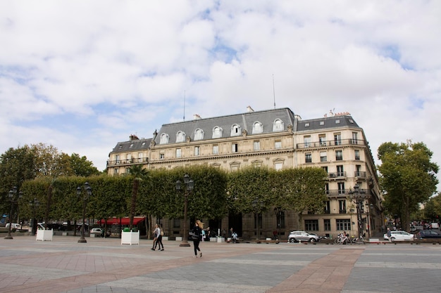 Classico edificio retrò e francesi e viaggiatori stranieri che camminano nel cortile dell'Hotel de Ville il 6 settembre 2017 a Parigi Francia