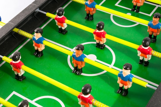 Classico gioco di calcio balilla in plastica colorata