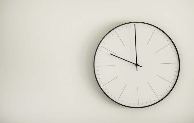 Classico orologio da parete rotondo bianco e nero.